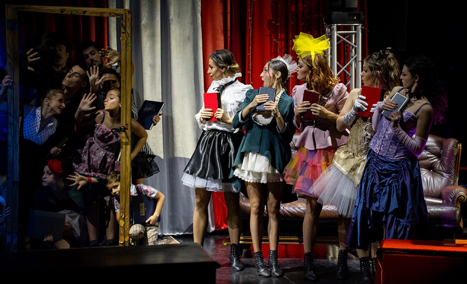 Vivez la magie de Noël sous le Grand Chapiteau du Cirque Imagine ...